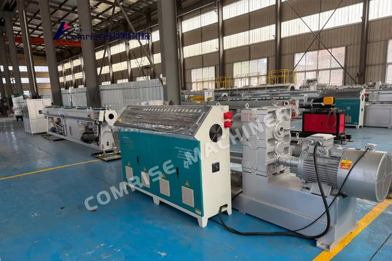 Müşteri PE boru makinesini ve PVC boru makinesini incelemek için fabrikamıza geldi ve çok memnun kaldı Müşteri PE boru makinesini ve PVC boru makinesini incelemek için fabrikamıza geldi ve çok memnun kaldı